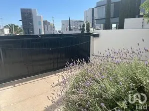 NEX-253197 - Casa en Renta, con 3 recamaras, con 3 baños, con 290 m2 de construcción.