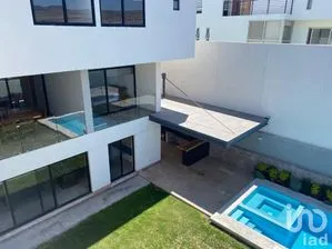 NEX-26459 - Casa en Renta, con 3 recamaras, con 4 baños, con 550 m2 de construcción en Club de Golf la Loma, CP 78215, San Luis Potosí.