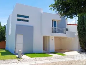 NEX-221528 - Casa en Venta, con 3 recamaras, con 3 baños, con 252 m2 de construcción en Quetzalcoatl, CP 72776, Puebla.