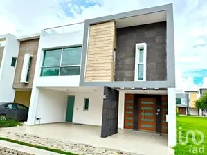 NEX-252873 - Casa en Renta, con 4 recamaras, con 4 baños, con 304 m2 de construcción.