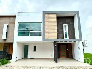 NEX-252873 - Casa en Renta, con 4 recamaras, con 4 baños, con 304 m2 de construcción.
