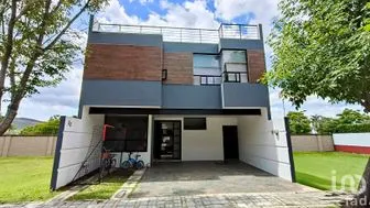 NEX-259027 - Casa en Venta, con 4 recamaras, con 2 baños, con 241 m2 de construcción.