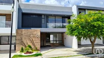 NEX-260907 - Casa en Venta, con 4 recamaras, con 5 baños, con 275 m2 de construcción.