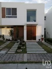 NEX-29968 - Casa en Renta, con 3 recamaras, con 4 baños, con 130 m2 de construcción en Lomas de Angelópolis, CP 72830, Puebla.