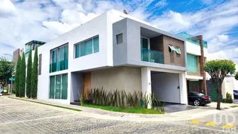 NEX-306719 - Casa en Venta, con 3 recamaras, con 4 baños, con 320 m2 de construcción.