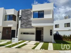 NEX-258050 - Casa en Venta, con 3 recamaras, con 2 baños, con 133 m2 de construcción en Supermanzana 299, CP 77560, Quintana Roo.