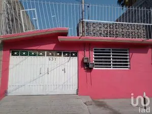 NEX-244454 - Casa en Venta, con 4 recamaras, con 2 baños, con 250 m2 de construcción.