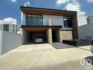 NEX-304091 - Casa en Venta, con 3 recamaras, con 3 baños, con 700 m2 de construcción.