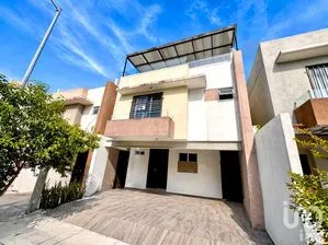 NEX-295746 - Casa en Venta, con 3 recamaras, con 3 baños, con 170 m2 de construcción.