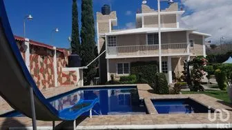 NEX-263000 - Casa en Venta, con 5 recamaras, con 3 baños, con 290 m2 de construcción.