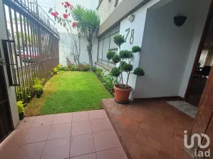 NEX-300944 - Casa en Venta, con 5 recamaras, con 4 baños, con 290 m2 de construcción.