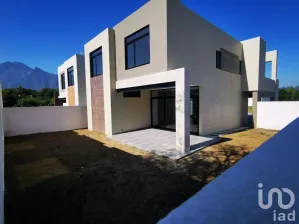 NEX-148806 - Casa en Venta, con 3 recamaras, con 3 baños, con 300 m2 de construcción en El Cercado Centro, CP 67320, Nuevo León.