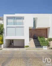 NEX-273585 - Casa en Venta, con 3 recamaras, con 3 baños, con 361.17 m2 de construcción.
