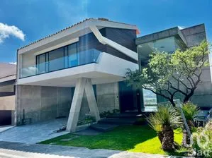 NEX-273586 - Casa en Venta, con 3 recamaras, con 3 baños, con 411.64 m2 de construcción.