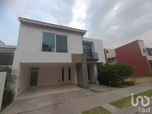 NEX-273592 - Casa en Venta, con 3 recamaras, con 3 baños, con 400 m2 de construcción en Puerta de Hierro, CP 72130, Puebla.