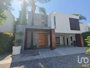 NEX-274600 - Casa en Renta, con 3 recamaras, con 4 baños, con 420 m2 de construcción.