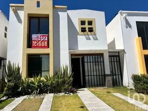 NEX-229114 - Casa en Venta, con 4 recamaras, con 3 baños en San Luis Mextepec, CP 51355, Estado De México.