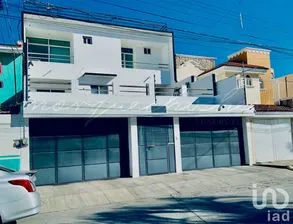 NEX-200725 - Casa en Venta, con 6 recamaras, con 5 baños, con 607 m2 de construcción.