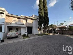 NEX-297684 - Casa en Venta, con 3 recamaras, con 4 baños, con 300 m2 de construcción.