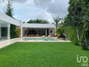 NEX-280927 - Casa en Venta, con 3 recamaras, con 8 baños en Campestre, CP 97120, Yucatán.