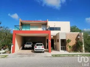 NEX-280938 - Casa en Venta, con 4 recamaras, con 4 baños, con 367.63 m2 de construcción.