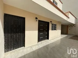 NEX-281038 - Casa en Venta, con 4 recamaras, con 3 baños, con 450 m2 de construcción en Buenavista, CP 97127, Yucatán.