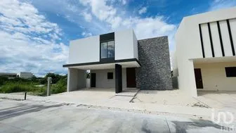 NEX-281056 - Casa en Venta, con 3 recamaras, con 4 baños, con 294 m2 de construcción en Tixcuytún, CP 97305, Yucatán.