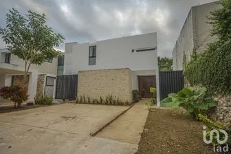 NEX-281076 - Casa en Venta, con 4 recamaras, con 5 baños, con 390 m2 de construcción.