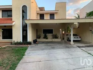 NEX-281115 - Casa en Venta, con 4 recamaras, con 5 baños, con 655 m2 de construcción.