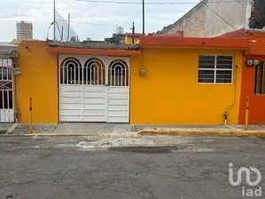 NEX-286346 - Casa en Venta, con 3 recamaras, con 1 baño, con 104 m2 de construcción en Villa de las Flores 1a Sección (Unidad Coacalco), CP 55710, México.