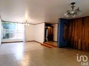 NEX-260893 - Casa en Renta, con 6 recamaras, con 5 baños, con 330 m2 de construcción.
