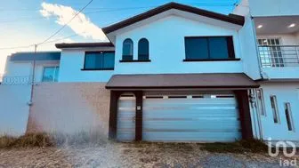 NEX-283319 - Casa en Renta, con 3 recamaras, con 2 baños, con 300 m2 de construcción.