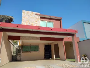 NEX-177338 - Casa en Renta, con 3 recamaras, con 2 baños, con 180 m2 de construcción en Las Lomas Residencial, CP 95264, Veracruz de Ignacio de la Llave.