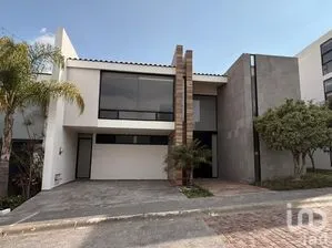 NEX-242056 - Casa en Renta, con 3 recamaras, con 4 baños, con 390 m2 de construcción.