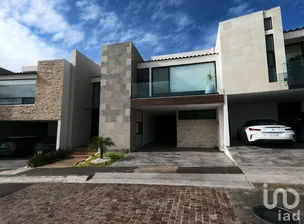 NEX-252619 - Casa en Venta, con 3 recamaras, con 4 baños, con 436 m2 de construcción.