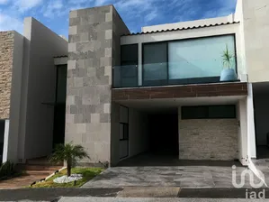NEX-252795 - Casa en Renta, con 3 recamaras, con 4 baños, con 436 m2 de construcción.