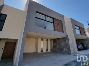 NEX-294967 - Casa en Renta, con 3 recamaras, con 3 baños, con 250 m2 de construcción en Santa Clara Ocoyucan, CP 72850, Puebla.