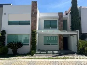 NEX-304161 - Casa en Venta, con 4 recamaras, con 2 baños, con 217 m2 de construcción.
