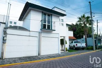 NEX-305471 - Casa en Venta, con 5 recamaras, con 3 baños, con 414 m2 de construcción.