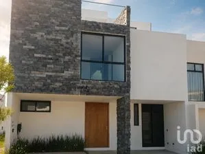 NEX-306963 - Casa en Venta, con 3 recamaras, con 2 baños, con 220 m2 de construcción.