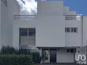 NEX-308477 - Casa en Renta, con 3 recamaras, con 2 baños, con 186 m2 de construcción.