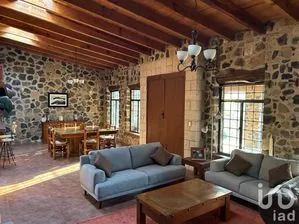 NEX-240473 - Casa en Venta, con 3 recamaras, con 3 baños, con 318 m2 de construcción.