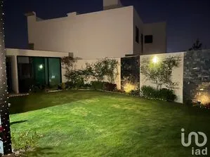 NEX-254769 - Casa en Renta, con 4 recamaras, con 3 baños, con 209 m2 de construcción.