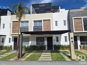 NEX-170889 - Casa en Venta, con 3 recamaras, con 3 baños, con 104 m2 de construcción.