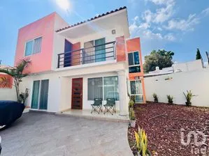 NEX-290774 - Casa en Venta, con 3 recamaras, con 3 baños, con 144 m2 de construcción en Santa María Ahuacatitlán, CP 62100, Morelos.