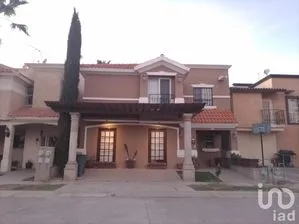NEX-192817 - Casa en Renta, con 3 recamaras, con 3 baños, con 156 m2 de construcción.
