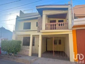NEX-198823 - Casa en Venta, con 4 recamaras, con 2 baños, con 199 m2 de construcción en Pino Suárez, CP 72020, Puebla.