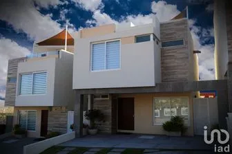 NEX-251039 - Casa en Renta, con 3 recamaras, con 3 baños, con 243 m2 de construcción.