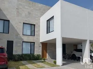 NEX-240963 - Casa en Renta, con 3 recamaras, con 3 baños, con 233 m2 de construcción.