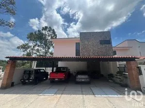 NEX-244876 - Casa en Venta, con 3 recamaras, con 3 baños, con 274 m2 de construcción.